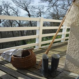 Panier bottes sur terrasse